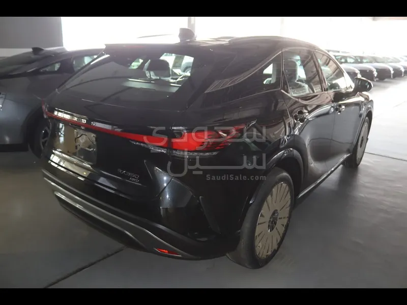 2025 لكزس أر إكس 350