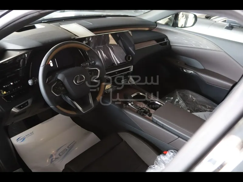 2025 لكزس أر إكس 350