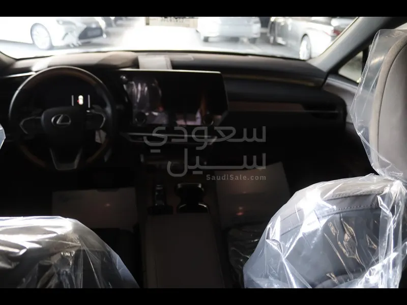 2025 لكزس أر إكس 350