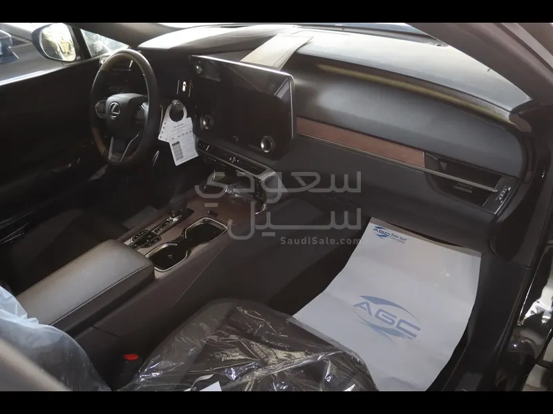 2025 لكزس أر إكس 350