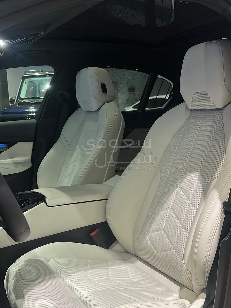 2025 BMW 5 Series 520i Mkit