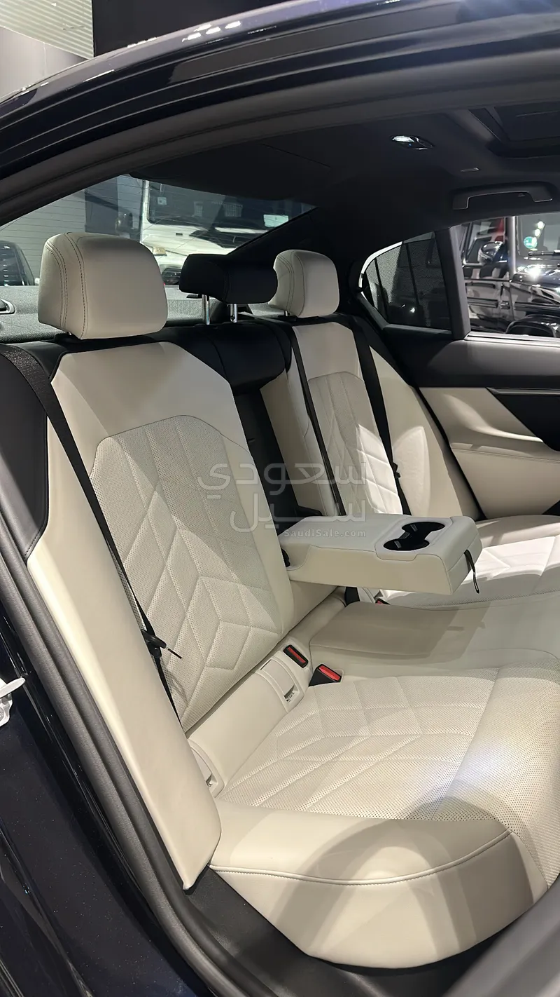 2025 BMW 5 Series 520i Mkit