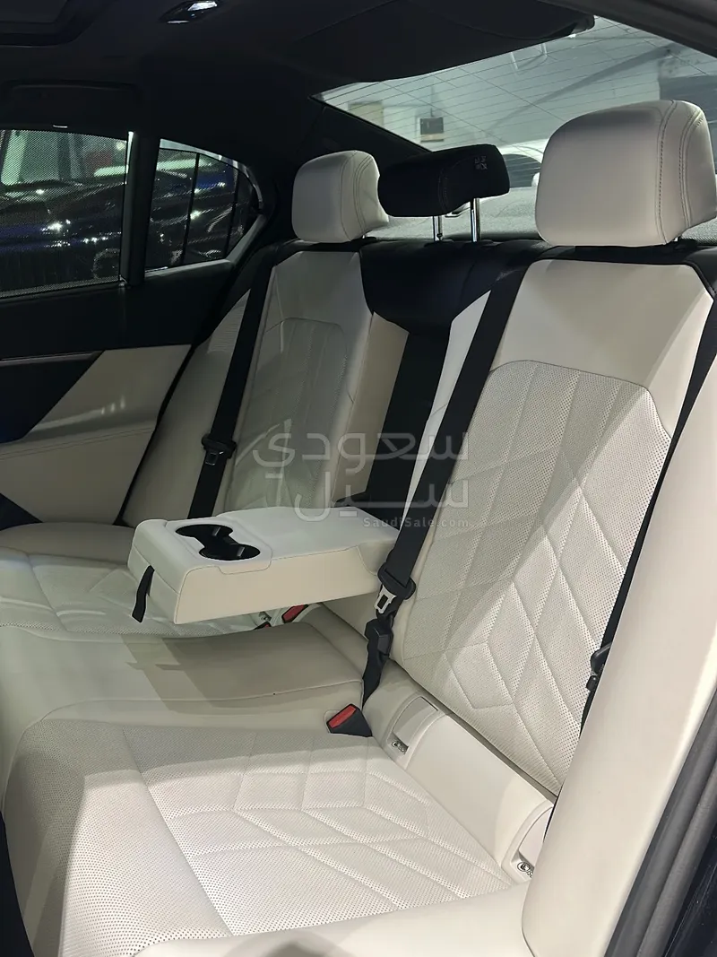 2025 BMW 5 Series 520i Mkit