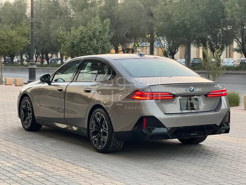 2025 BMW 5 Series 520i Mkit