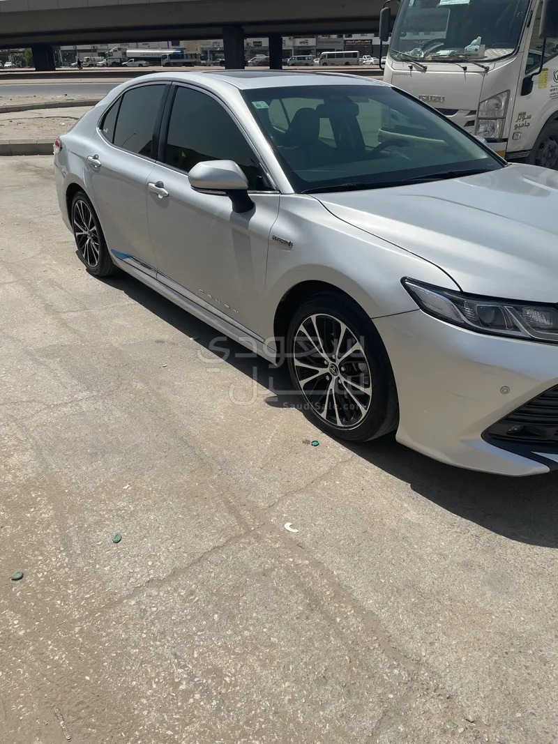 2019 تويوتا كامري جي ال اي