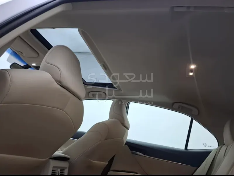 2019 تويوتا كامري جي ال اي