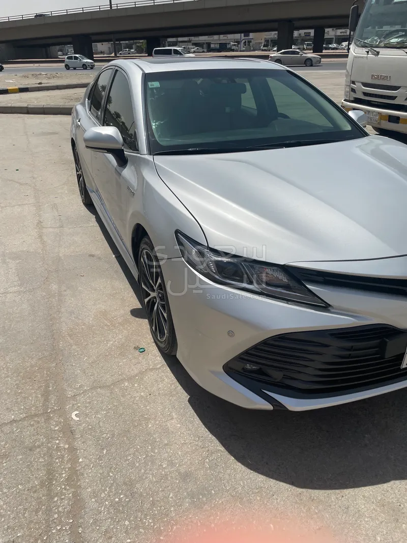 2019 تويوتا كامري جي ال اي