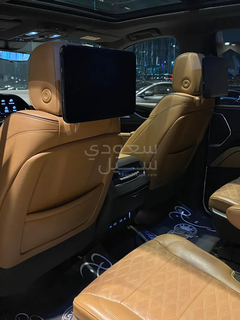 2021 كاديلاك اسكاليد بلاتينيوم