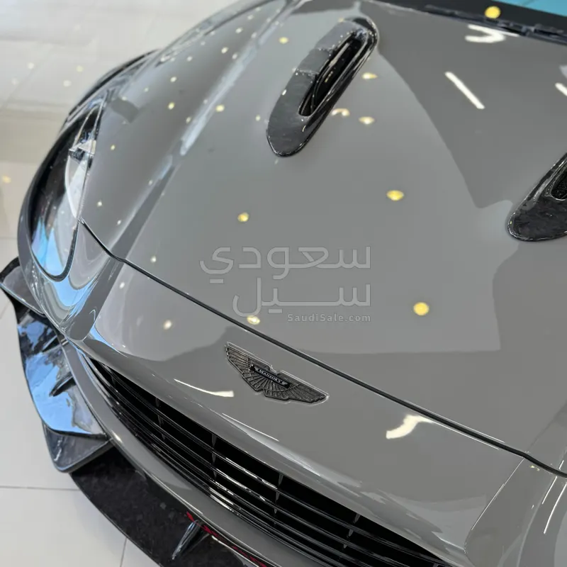 2021 استون مارتن دي بي اكس
