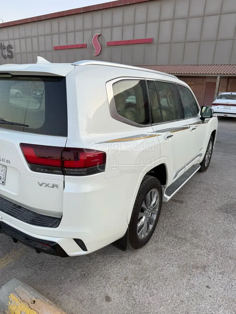 2024 Toyota Land Cruiser VXR