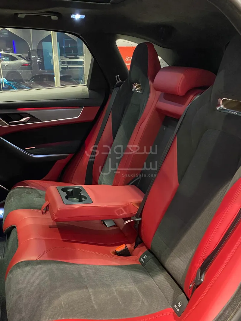 2021 جاكوار اف-بيس اس في ار