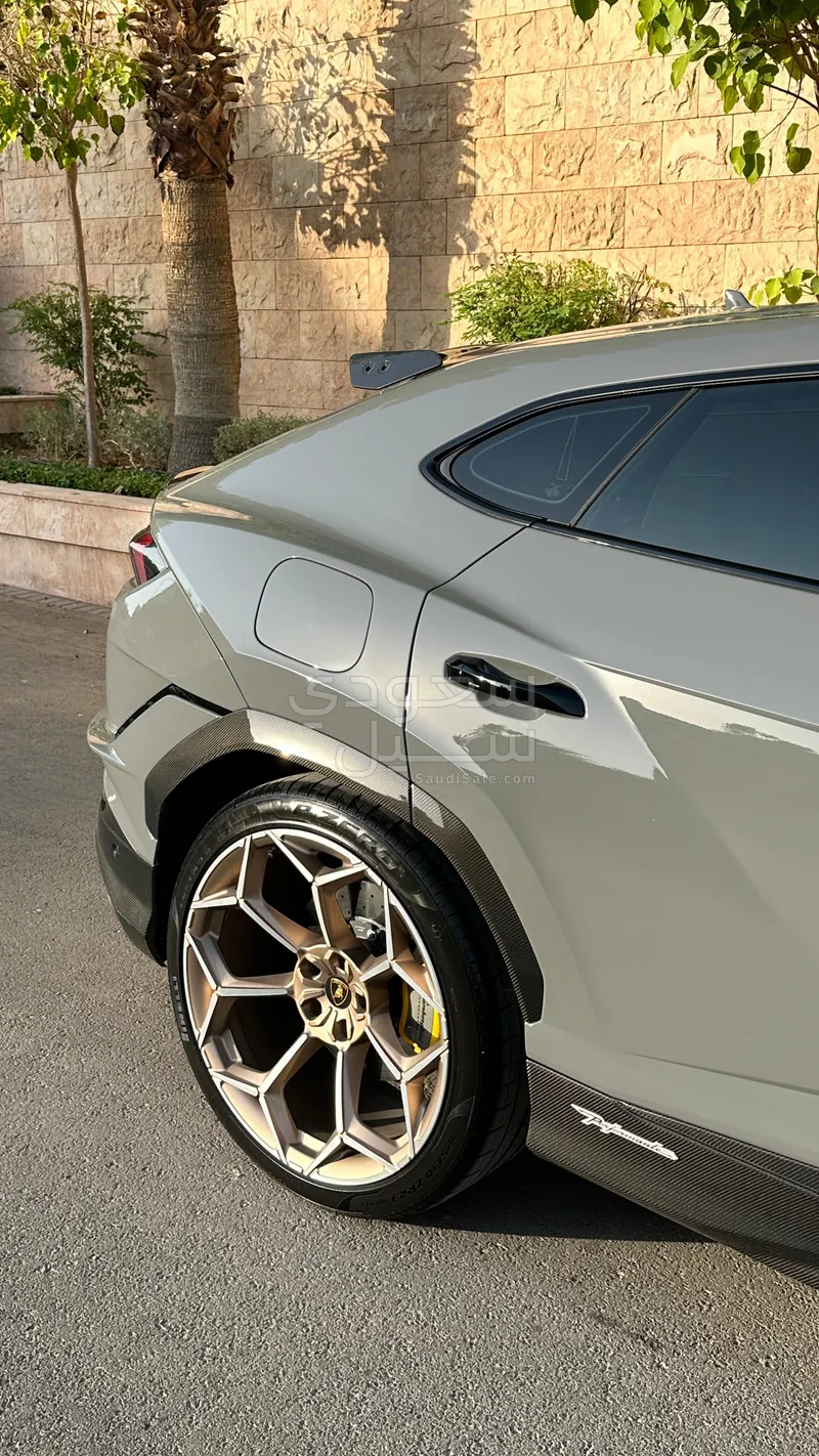 2023 Lamborghini URUS Performante