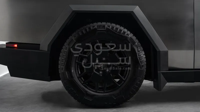2025 تيسلا سايبر تراك