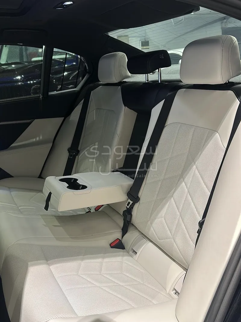 2025 BMW 5 Series 520i Mkit