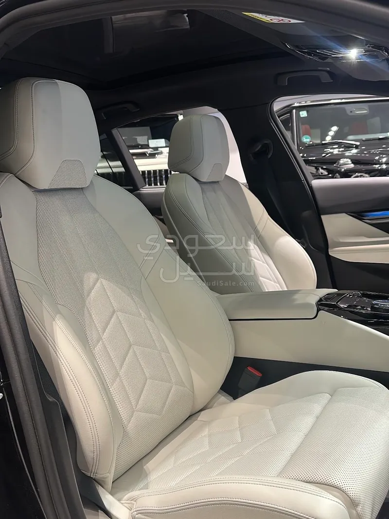 2025 BMW 5 Series 520i Mkit