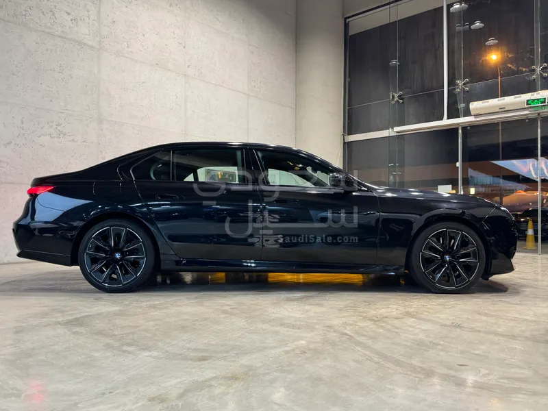 2023 BMW 7 Series 740i