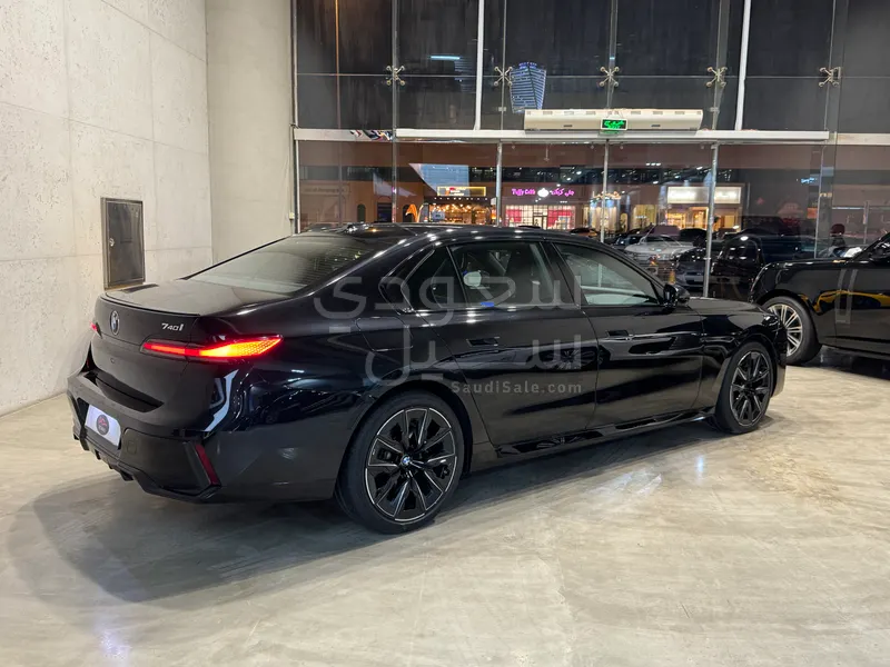 2023 BMW 7 Series 740i