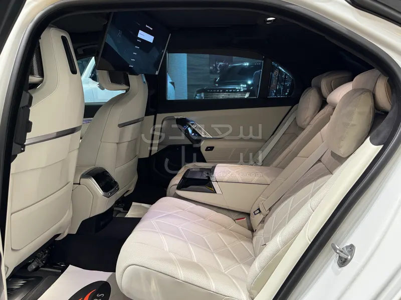 2023 BMW 7 Series 740i