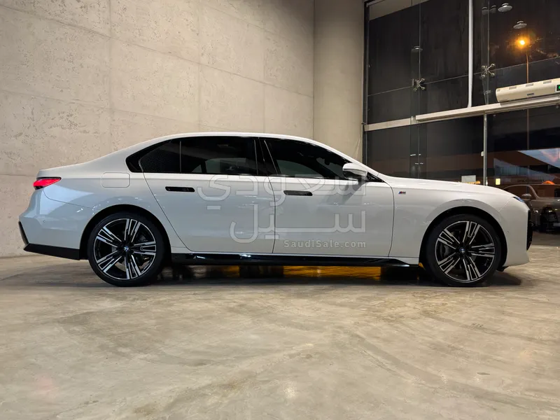 2023 BMW 7 Series 740i