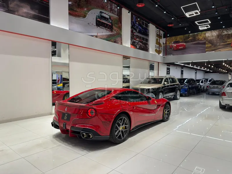 2015 فيراري اف 12
