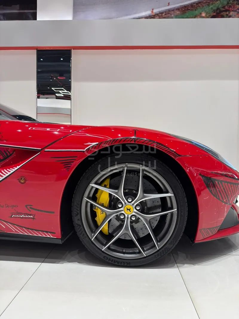 2015 فيراري اف 12