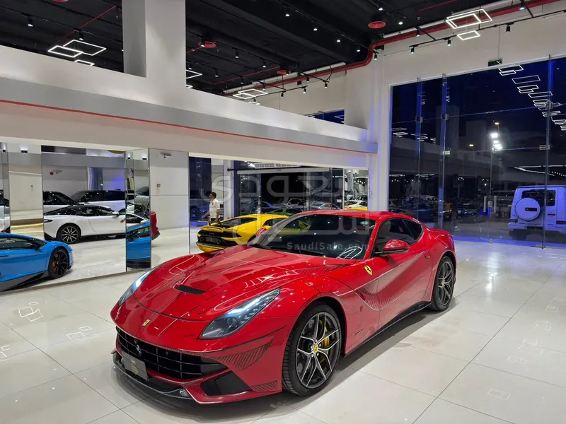 2015 فيراري اف 12