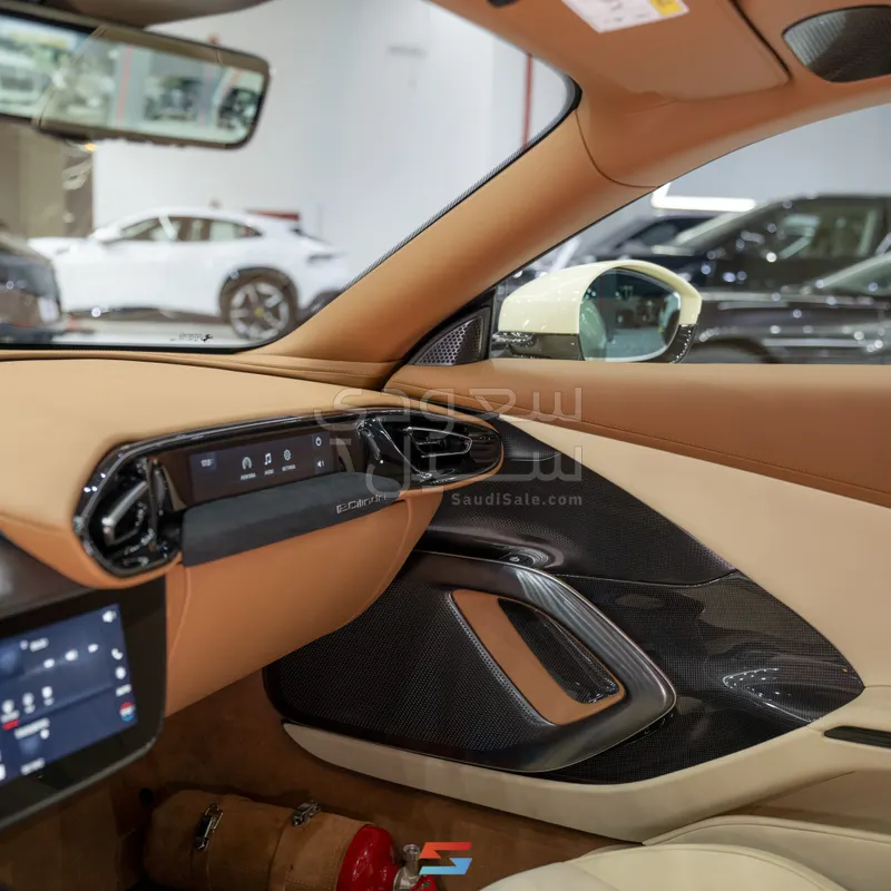 2025 فيراري 12 سيليندر