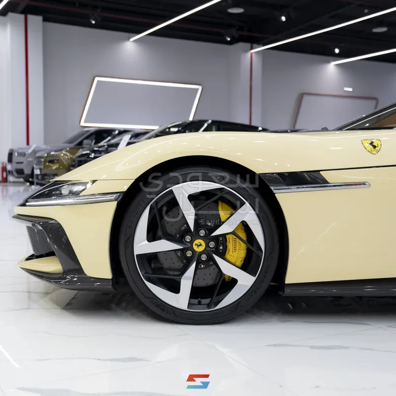 2025 فيراري 12 سيليندر