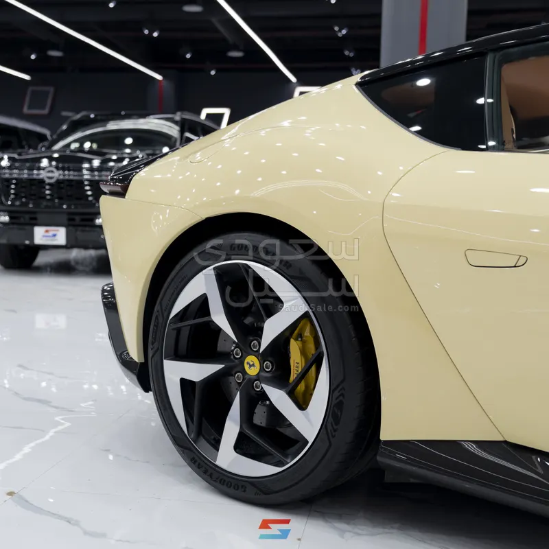 2025 فيراري 12 سيليندر