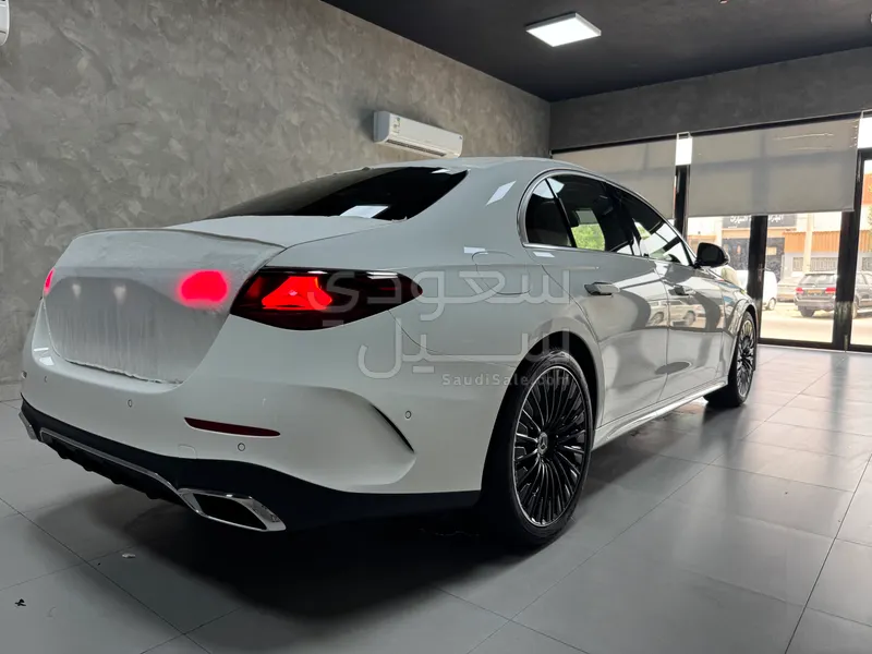 2025 Mercedes-Benz E 300