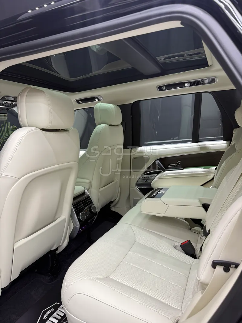 2025 Land Rover Range Rover Vogue SE