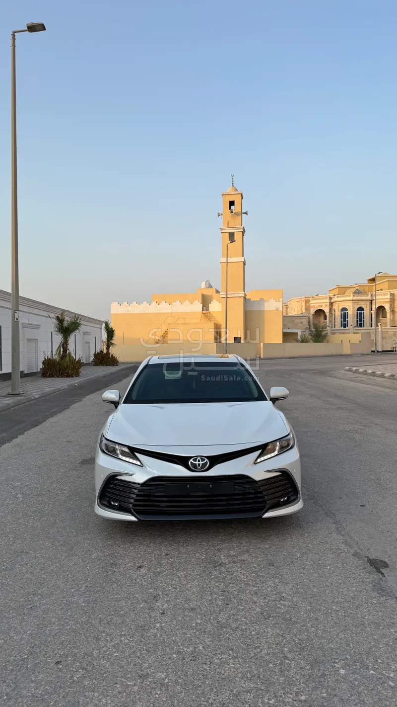 2023 تويوتا كامري جي ال اي