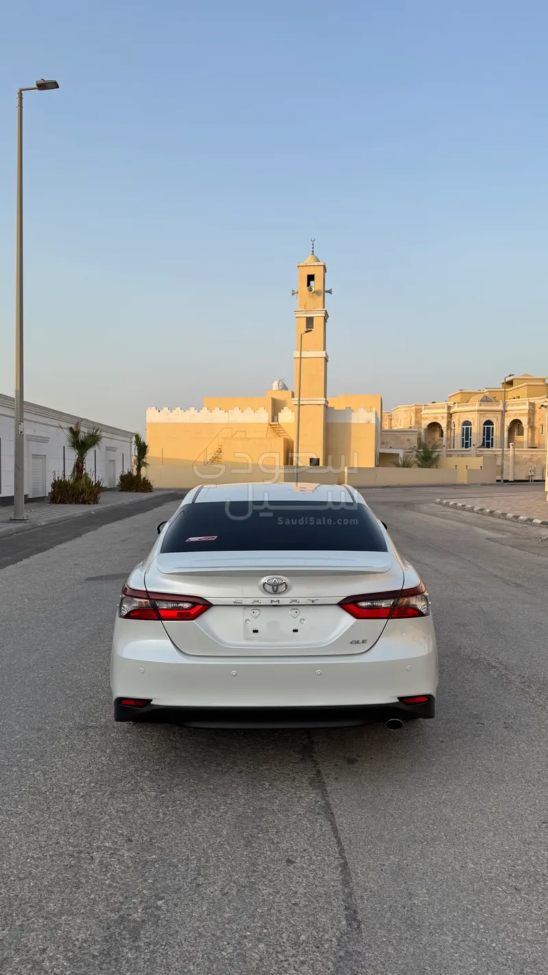 2023 تويوتا كامري جي ال اي