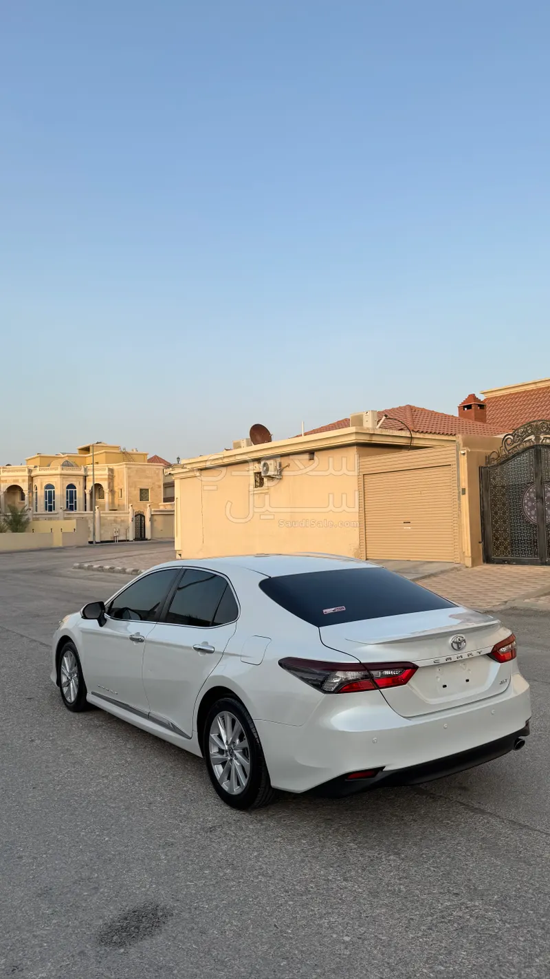 2023 تويوتا كامري جي ال اي