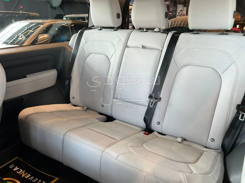 2025 Land Rover Defender 90