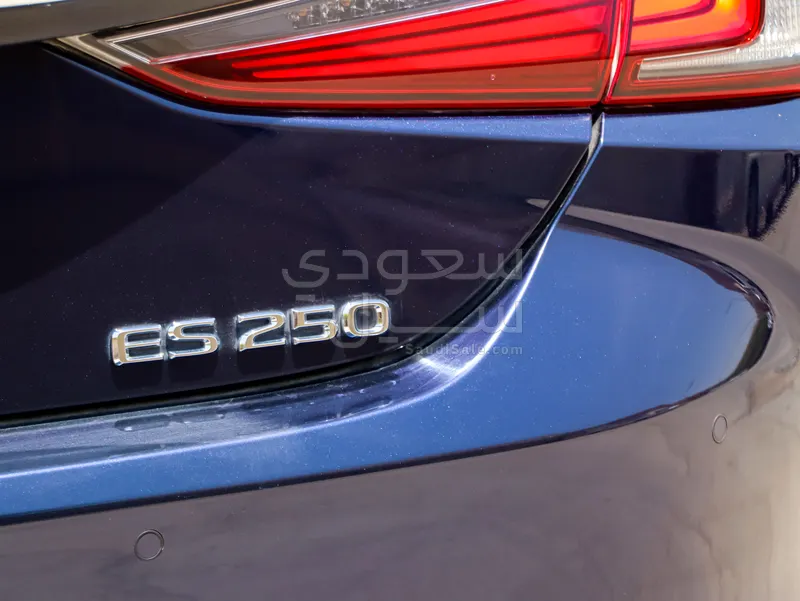2021 لكزس إي إس 250