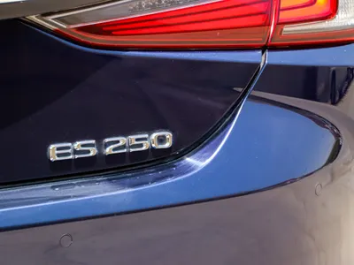 2021 لكزس إي إس 250