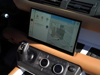 2025 لاند روفر ديفيندر اتش اس اي