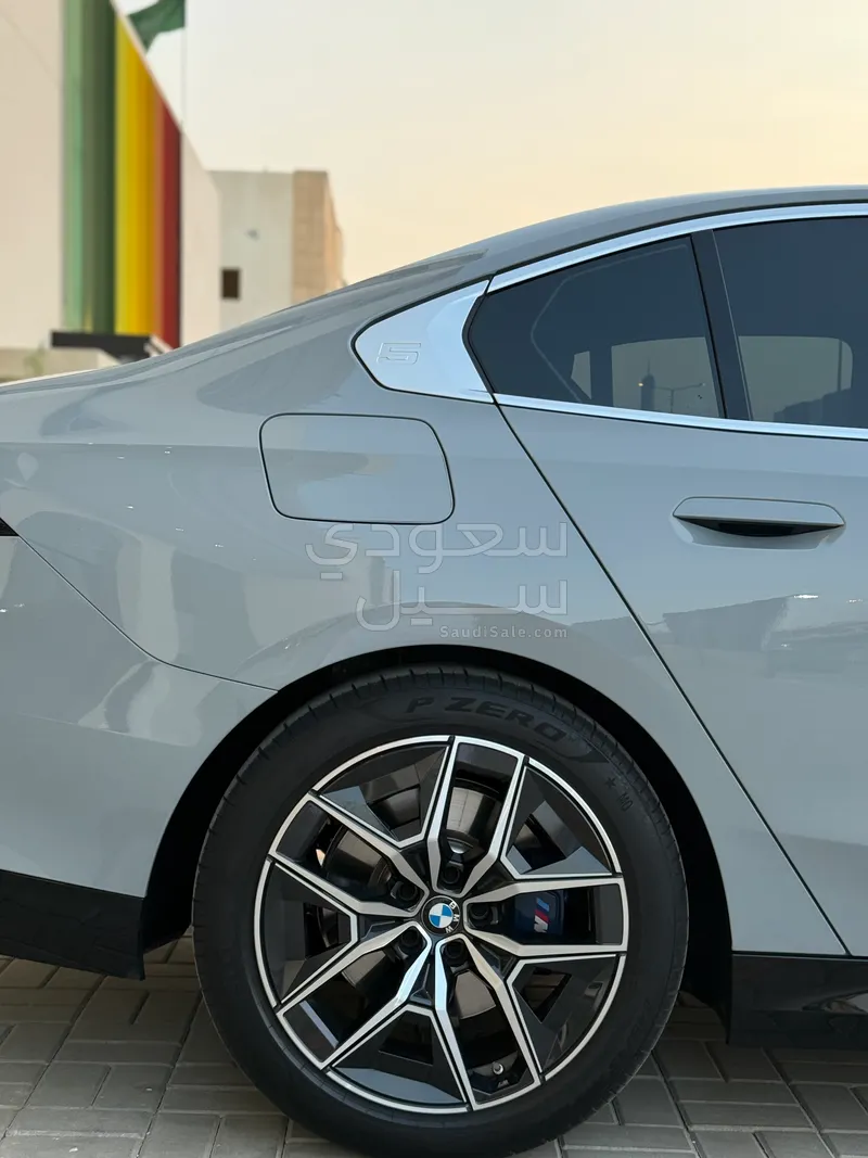 2024 بي ام دبليو الفئة الخامسة 520 أي