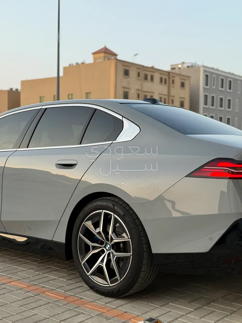 2024 بي ام دبليو الفئة الخامسة 520 أي