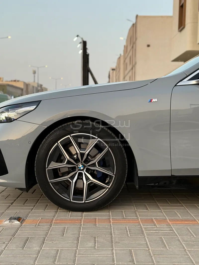 2024 بي ام دبليو الفئة الخامسة 520 أي