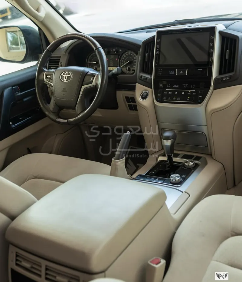 2017 Toyota Land Cruiser GXR