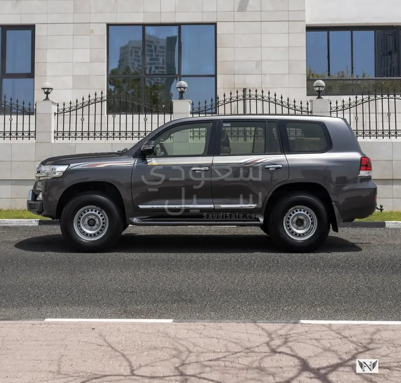 2017 Toyota Land Cruiser GXR