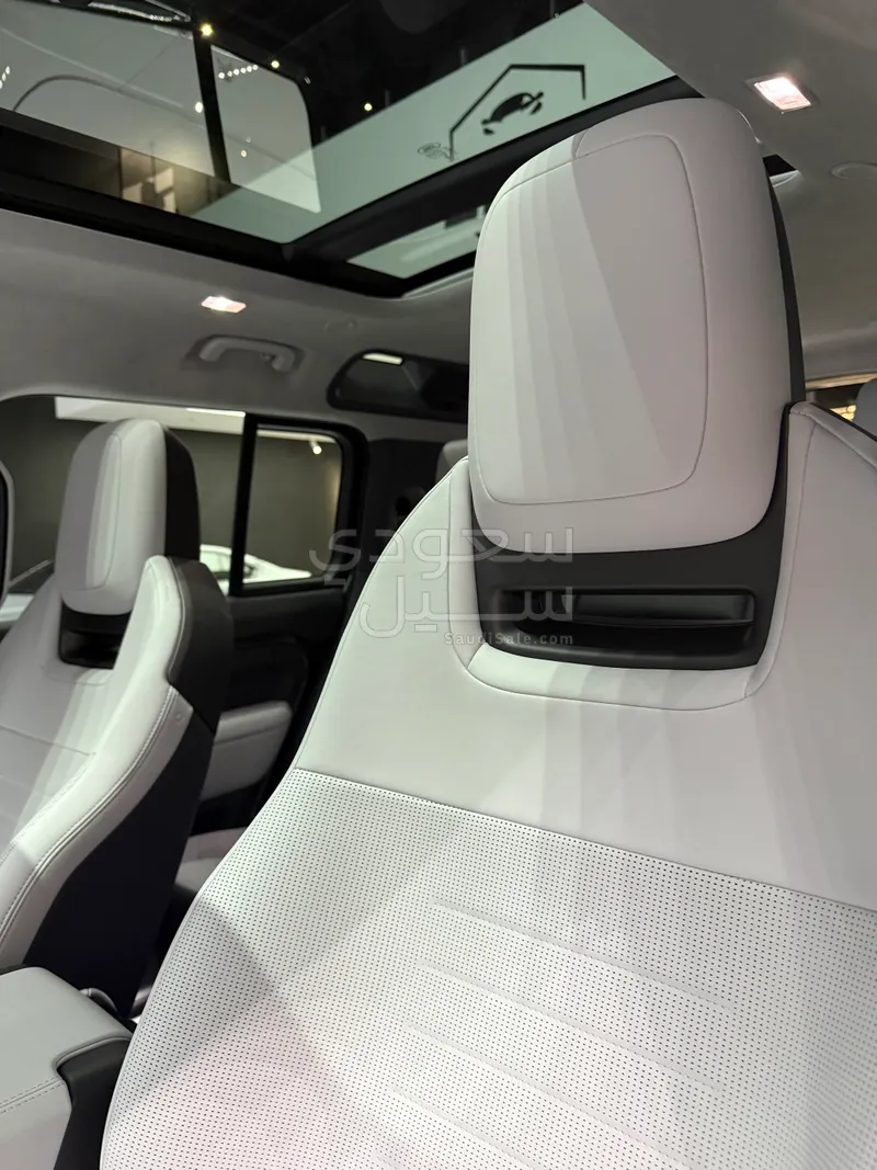 2025 Land Rover Defender Octa