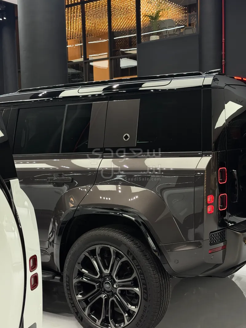 2025 Land Rover Defender Octa