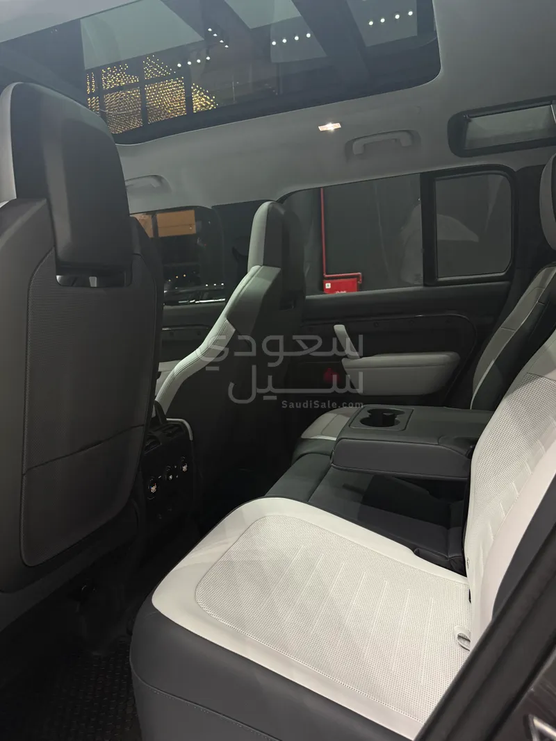 2025 Land Rover Defender Octa