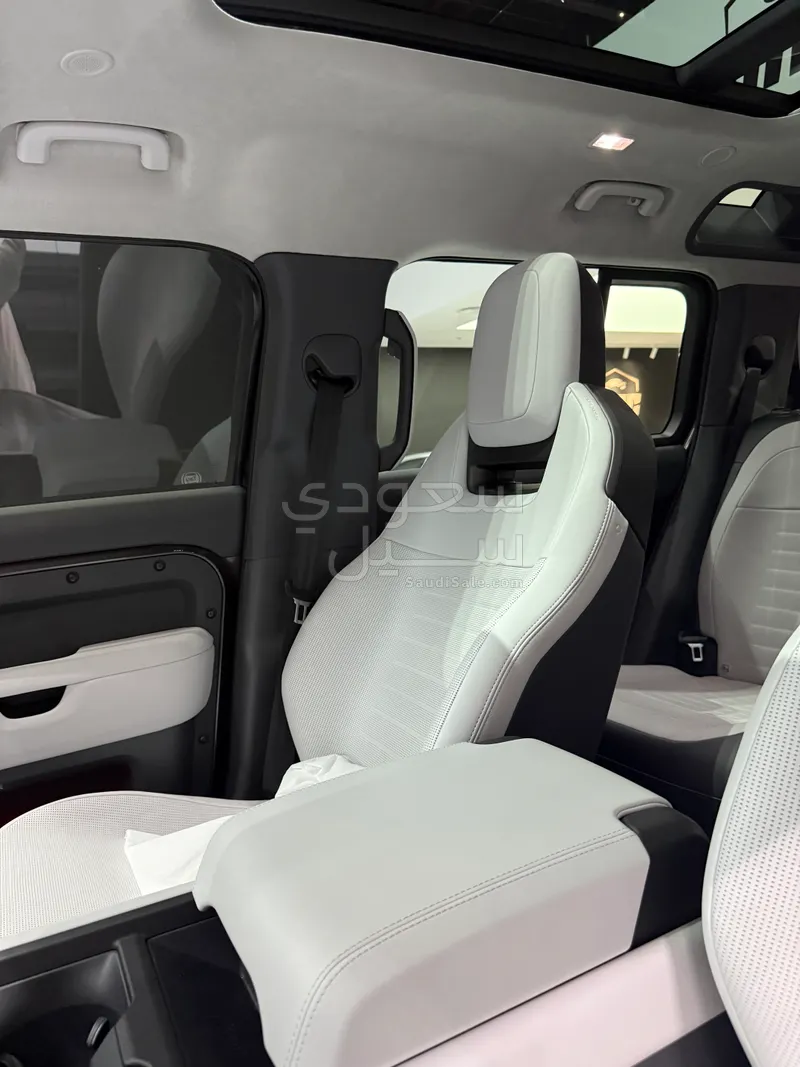 2025 Land Rover Defender Octa