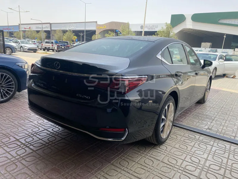 2025 لكزس إي إس 250