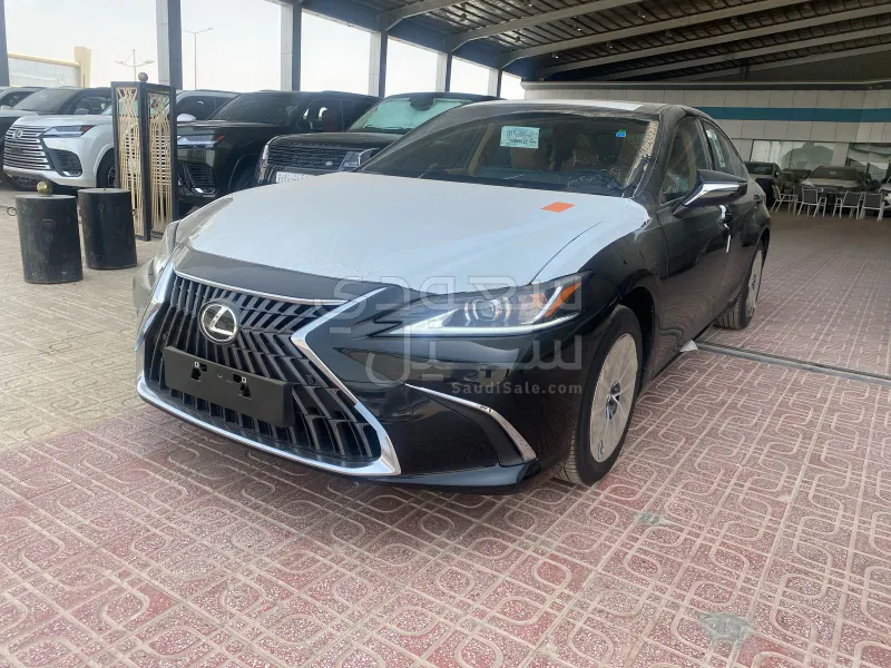 2025 لكزس إي إس 250