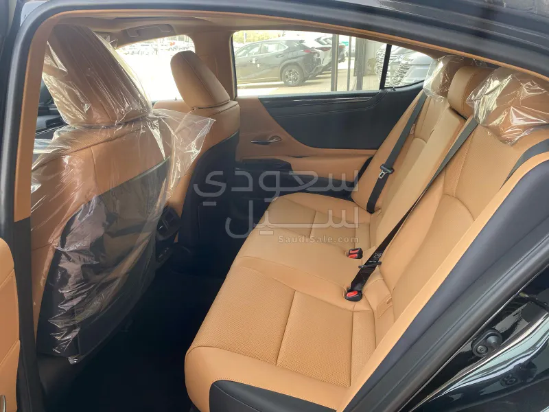 2025 لكزس إي إس 250